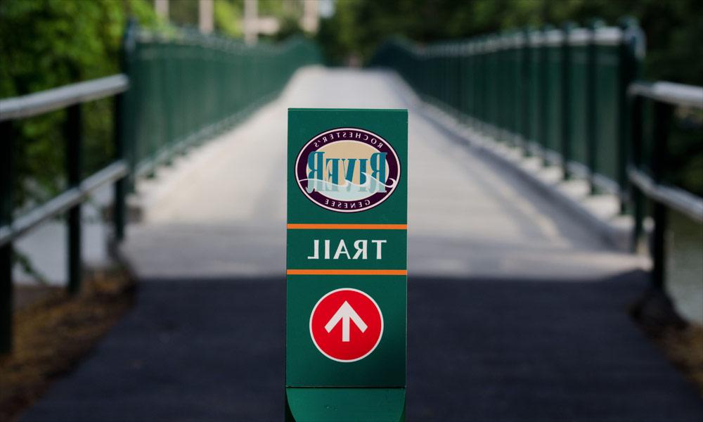 盖纳西河上的伊利拉克万纳铁路桥是大学校园附近骑自行车的人可以使用的步道之一.